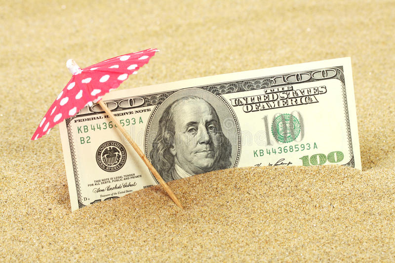 as notas de dolar do americano cem do dinheiro na areia da praia sob vermelho e o branco pontilham o para sol 44613412
